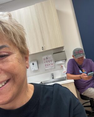 Ayşe Erbulak Instagram - 🌺 Azıcık Botox yapsam mı,
Yoksa biraz daha dolgu mu?
Göz kapaklarımı mı yaptırtsam ?
Yüzüme PRP mi, yoksa somon vitamin mi?

🌺 Kadın kısmısının bu soruları ve istekleri bitmez, benimkiler de bitmedi tabii:))

🌺 Aslında yaş olarak radikal çözüme gitmem de iyi olacaktı fakat cesaret edememekteydim. Hatta yıllar önce göz kapağı düzeltmesinde yapılan 1 mm’lik hata gözlük takmadığımda belli oluyordu.

🌺 “Boyun ve Yüz Gerdirme” operasyonunda da hem doktor çok ama çok önemliydi hem de hastane. Hatta 6-7 yıl önce içimde bir huzursuzlukla bir gece önce vaz geçtiğim bir kararım da vardır:)

♥️ Ailemizin hastanesi  hatta başım ağrısa gideceğim tek adres @kocuniversitesihastanesi  imdadıma yetişti. Nasıl ki beni karaciğer naklinden döndüren Prof. Dr Murat Akyıldız ile 2 yıldır her 2 ayda bir buluşuyoruz, şimdi de @semihbaghaki (bugün yarın profesör oluyor) yollarımız kesişti. Emeği geçen tüm ekibe minnettarım 

♥️ Her ikimiz de takvimlerimize baktık.

♥️ Bana başıma gelecekleri anlattı, yokmuş artık öyle bir ay maske filan takmak. 
Sokaktaki prototip kadınlara da benzemek istemediğimi anlattım. Hani yukarı çekilmiş badem göz, hokka burun ve etli ördek dudaklardan, silikon yanaklardan, lipolanmış avurtlardan.

♥️ “Güzel değil, fresh olmak istiyorum, mesela aile burnuma elleme dedim, dudaklarımı ördek yapma” dedim. Peki dedi.

3 haftayı bitirdik. 
Yanaklarım hâlâ hafif şiş. 

Yanımda olan başta beyzadem @ozdenozgurdal a kız kardeşlerim  @erbulaksevinc  @nilgunkuruoz  e,
çocuklarım @daghankulegec  ve @oykuozgurdall  a çok teşekkür ederim. Ve beni yüreklendiren @aslicini ’ ye

P.S. Fotoğraflardan sondan geriye gidiyor:)