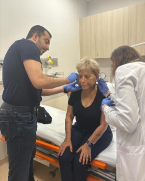 Ayşe Erbulak Instagram - 🌺 Azıcık Botox yapsam mı,
Yoksa biraz daha dolgu mu?
Göz kapaklarımı mı yaptırtsam ?
Yüzüme PRP mi, yoksa somon vitamin mi?

🌺 Kadın kısmısının bu soruları ve istekleri bitmez, benimkiler de bitmedi tabii:))

🌺 Aslında yaş olarak radikal çözüme gitmem de iyi olacaktı fakat cesaret edememekteydim. Hatta yıllar önce göz kapağı düzeltmesinde yapılan 1 mm’lik hata gözlük takmadığımda belli oluyordu.

🌺 “Boyun ve Yüz Gerdirme” operasyonunda da hem doktor çok ama çok önemliydi hem de hastane. Hatta 6-7 yıl önce içimde bir huzursuzlukla bir gece önce vaz geçtiğim bir kararım da vardır:)

♥️ Ailemizin hastanesi  hatta başım ağrısa gideceğim tek adres @kocuniversitesihastanesi  imdadıma yetişti. Nasıl ki beni karaciğer naklinden döndüren Prof. Dr Murat Akyıldız ile 2 yıldır her 2 ayda bir buluşuyoruz, şimdi de @semihbaghaki (bugün yarın profesör oluyor) yollarımız kesişti. Emeği geçen tüm ekibe minnettarım 

♥️ Her ikimiz de takvimlerimize baktık.

♥️ Bana başıma gelecekleri anlattı, yokmuş artık öyle bir ay maske filan takmak. 
Sokaktaki prototip kadınlara da benzemek istemediğimi anlattım. Hani yukarı çekilmiş badem göz, hokka burun ve etli ördek dudaklardan, silikon yanaklardan, lipolanmış avurtlardan.

♥️ “Güzel değil, fresh olmak istiyorum, mesela aile burnuma elleme dedim, dudaklarımı ördek yapma” dedim. Peki dedi.

3 haftayı bitirdik. 
Yanaklarım hâlâ hafif şiş. 

Yanımda olan başta beyzadem @ozdenozgurdal a kız kardeşlerim  @erbulaksevinc  @nilgunkuruoz  e,
çocuklarım @daghankulegec  ve @oykuozgurdall  a çok teşekkür ederim. Ve beni yüreklendiren @aslicini ’ ye

P.S. Fotoğraflardan sondan geriye gidiyor:)