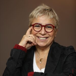 Ayşe Erbulak Instagram - @annemhepderdi 
Başlamadan önce…
Hazırlıklar, provalar, tanıtımlar, çekimler…
@tiyatrokare1992 @nedimsaban 
Çok yakında…
Tatlı, sevgi dolu, iyilikler içinde bir aile komedisi geliyor🎭
@renan.bilek @muatsaan @ecmelis @kokenliege @bilents @tarsever @eylemmmyilmazz @guneytinin