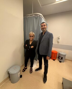 Ayşe Erbulak Instagram - 🌺 Azıcık Botox yapsam mı,
Yoksa biraz daha dolgu mu?
Göz kapaklarımı mı yaptırtsam ?
Yüzüme PRP mi, yoksa somon vitamin mi?

🌺 Kadın kısmısının bu soruları ve istekleri bitmez, benimkiler de bitmedi tabii:))

🌺 Aslında yaş olarak radikal çözüme gitmem de iyi olacaktı fakat cesaret edememekteydim. Hatta yıllar önce göz kapağı düzeltmesinde yapılan 1 mm’lik hata gözlük takmadığımda belli oluyordu.

🌺 “Boyun ve Yüz Gerdirme” operasyonunda da hem doktor çok ama çok önemliydi hem de hastane. Hatta 6-7 yıl önce içimde bir huzursuzlukla bir gece önce vaz geçtiğim bir kararım da vardır:)

♥️ Ailemizin hastanesi  hatta başım ağrısa gideceğim tek adres @kocuniversitesihastanesi  imdadıma yetişti. Nasıl ki beni karaciğer naklinden döndüren Prof. Dr Murat Akyıldız ile 2 yıldır her 2 ayda bir buluşuyoruz, şimdi de @semihbaghaki (bugün yarın profesör oluyor) yollarımız kesişti. Emeği geçen tüm ekibe minnettarım 

♥️ Her ikimiz de takvimlerimize baktık.

♥️ Bana başıma gelecekleri anlattı, yokmuş artık öyle bir ay maske filan takmak. 
Sokaktaki prototip kadınlara da benzemek istemediğimi anlattım. Hani yukarı çekilmiş badem göz, hokka burun ve etli ördek dudaklardan, silikon yanaklardan, lipolanmış avurtlardan.

♥️ “Güzel değil, fresh olmak istiyorum, mesela aile burnuma elleme dedim, dudaklarımı ördek yapma” dedim. Peki dedi.

3 haftayı bitirdik. 
Yanaklarım hâlâ hafif şiş. 

Yanımda olan başta beyzadem @ozdenozgurdal a kız kardeşlerim  @erbulaksevinc  @nilgunkuruoz  e,
çocuklarım @daghankulegec  ve @oykuozgurdall  a çok teşekkür ederim. Ve beni yüreklendiren @aslicini ’ ye

P.S. Fotoğraflardan sondan geriye gidiyor:)