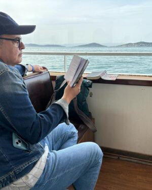 Ayşe Erbulak Instagram - İstanbul’da ulaşımın en güzel hali deniz yolculuğu, hem kitap okursun, hem çay içersin, hem hülyalara dalarsın, öyle mi yapsam şöyle mi yapsam diye düşünürsün, güzel İstanbul’u seyredersin, 
Elimde “Hikaye Hırsızı” var.
Keşke hırsızlık sadece hikayeni çalanla kalsa, emeğini çalarlar, fikrini çalarlar, tonlarca para verip reklam yapıp aldığın öğrencileri çalarlar. Amaaaan neyse biz işimize bakalım: Beyzadem @ozdenozgurdal ‘ım