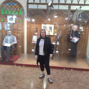 Ayşen İnci Instagram - Tahran Sinema Müzesinde ressam Kamel el Mülk ve senarist Ali Hatemi balmumu heykelleri önünde.