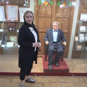 Ayşen İnci Instagram - Tahran Sinema Müzesinde en ünlü aktör İzzetullah İntezami'nin balmumu heykeli önünde.