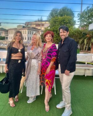 Ayşenur Yazıcı Instagram - @ben.esmaer @pinarsimon @keremseven @ahukaraduman 'a mutlu yaşlar dilemek için bir araya geldik ☺ ömrün şen olsun