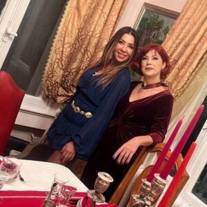 Ayşenur Yazıcı Instagram - @_dreamansion_  Büyükada bir konak! Ama nasıl tarihi güzellikler içinde anlatamam. Doğumgünü daveti olmasaydı keşfedemeyecektim. Odaları, yemekleri, manzarası huzuru efsane. 
@pinarsimon @zeynep_kasimlioglu @ipekkirpiklerim ve nice dostla çok güzel bir gün geçirdik. Yılbaşı için de rezervasyon yapıyormuş... Mutlaka sayfasına göz atın, burası bir huzur cennet parçası 
@gul.sen34 @canylmaz_sebnem