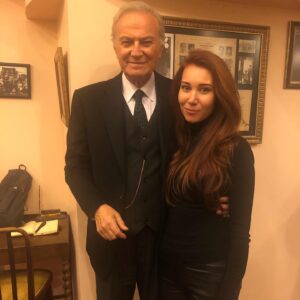 Aysun Metiner Instagram - Beni yakından tanıyanlar eski türk filmi fanatikliğimi iyi bilir. Hele siyah beyaz olanlar... Şimdiye kadar o filmlerde oynayanlardan bazılarıyla çalıştım, bazılarını da bir şekilde tanıma fırsatını yakaladım. Onlardan biri de Ediz Hun😍 Geçen gece Ak’la Kara tiyatrosunda On Küçük Zenci oyununun da kendisiyle tanıştım:) Nasıl mutlu olmuşsam artık, fotoğraf çekilirken bile hayran hayran bakmışım😁 #edizhun