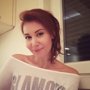 Aysun Metiner Instagram - 45 li yıllardaki eski filmleri böyle izliyorum. Yanlış zamanda mı doğmuşum acaba?🙄