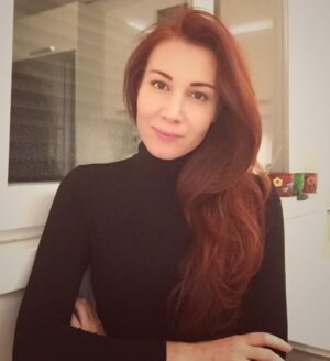 Aysun Metiner Instagram - Doğaya, insanlara iyi olmaya, iyi kalmaya çalışmak çok mu zor? Sana yapılmasını istemediğin şeyleri, sen de başkasına yapma... Empati kurabildiğin sürece bakışın daha farklı olur. Tabii cümlem, kurabilene...