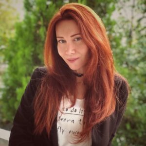 Aysun Metiner Instagram - Yarın ne olacağını bilmeden yaşamak... Hiç aklımıza gelirmiydi, baharın geldiği şu güzel günlerde evlere tıkılıp kalacağımız... Dışarı çıksak bile bir türlü kodu gelmeyen, zar zor bulabildiğimiz maskelerle haftada 1-2 defa marketlerden korkuyla alışveriş yapacağımız... Yarın şöyle de olabilirdi; sevdiceğimi bulabilirdim, piyangodan ya da lotodan para çıkardı, Bora Bora’ ya gidip hayalimi gerçekleştirirdim. Gary Oldman’ın yeni filminde parter olarak beni seçerlerdi sonra da en iyi kadın oyuncu oscarını bana verirlerdi. Ya da bir muz kabuğuna basıp düşüp ölebilirdim kim bilir... (son yazdığım dışında diğerlerinin hepsi olsun lütfen🙏) Ama bugün,  korona denen illeti göreceğimiz günleri seçmiş yarın. Sadece benim için değil, bütün dünya için hem de. Belki de dünyanın bize bir mesajı bu. İnsanoğlu o kadar kötüleşti ki ‘bi dur be kardeşim, kendine gel’ deme yöntemi... #tbt