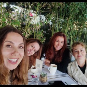 Aysun Metiner Instagram - #Asmalıkonak’ tan, Sex and the city’ye geçiş yaptık🥳 Gülümseyin kızlaaar😁 @ipektuzcuoglu  @goncagulsunar  @eylemyildiz