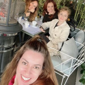 Aysun Metiner Instagram - #Asmalıkonak’ tan, Sex and the city’ye geçiş yaptık🥳 Gülümseyin kızlaaar😁 @ipektuzcuoglu  @goncagulsunar  @eylemyildiz