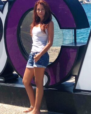 Aysun Metiner Instagram - Dün gece 75. ve son oyunumuzu Aliağa’da oynadık, Foça’ya geldik otelimize, birazdan İstanbul yolcusuyuz. Yaşlandığımda(🙈) yerleşip huzurla yaşanabilecek yerlerden birisi Eski Foça, bayıldım buraya😊#kadınaklıerkekaklı #foça #foçaşk