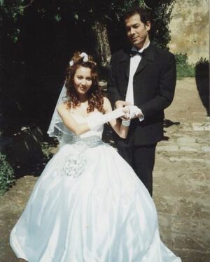 Aysun Metiner Instagram - Sene 2001 ama 80 lerdeki evlilik pozuyla geçmişten bir anı☺️ Ne eğlendik, ne güldük , ne güzeldi #şaşıfelekçıkmazı  @fikretkuskann