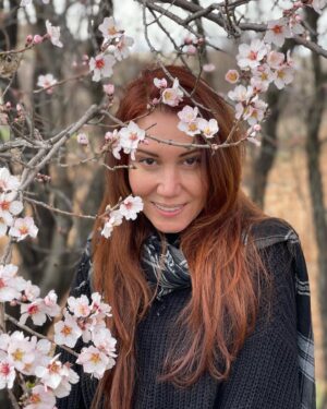 Aysun Metiner Instagram - Çok sevdiğim badem ağacının çiçekleri tacım oldu bugün...💕