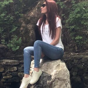 Aysun Metiner Instagram - Pınarbaşı şelalesi... Şelalelere bayılırım. Hoş resimde görünmüyor ama o gürül gürül akan suyun sesini duydukça mest olmuşum. Otur saatlerce seyret ve dinle... Haa birde bizim yenidoğan miniğimizin iiiii diye çıkan sesini dinlemek çok güzel🤗 ( o sesi nasıl yazacağımı bilemedim, siz tahmin edin işte😂)