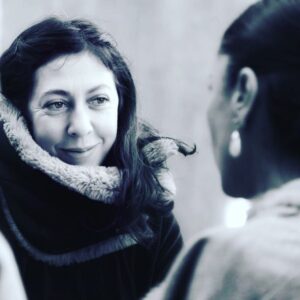 Ayten Soykök Instagram - Bir bakışın yeter..kalbini sevdiğim ... o an ne konuşuyoruz hatırlamıyorum.., sette...belki sahneyi belki bir kova burcunu😂 o ki yönetmenimiz Aslı ...güzel insan...❤️🙏