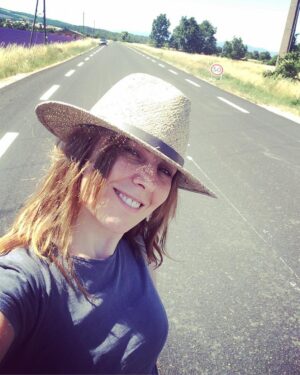 Ayten Soykök Instagram - Yol yapmak güzelmiş🏇 ülkemi özlesemde iyi geldi İstanbul a uzaktan uzaklardan bakmak. Bi kendimi hatırladım. Buralara gelince ne kadar yorulduğumu anladım. Ülkemizin gündemi bize bizi unutturmuş. Dilerim biran önce güzel huzurlu günlerimize kavuşuruz. Önceliğimiz birlik beraberlik ve huzur olsun...⌛️