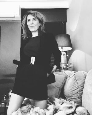 Ayten Soykök Instagram - HAMLET - Var olmak mı, yok olmak mı, bütün sorun bu!
Düşüncemizin katlanması mı güzel,
Zalim kaderin yumruklarına, oklarına,
Yoksa diretip bela denizlerine kaşı
Dur, yeter! demesi mi?
Ölmek, uyumak sadece!  Düşünün ki uyumakla yalnız
Bitebilir bütün acıları yüreğin,
Çektiği bütün kahırlar insanoğlunun.
Uyumak, ama düş görebilirsin uykuda, o kötü!
Çünkü o ölüm uykularında,
Sıyrıldığımız zaman yaşamak kaygısından,
Ne düşler görebilir insan, düşünmeli bunu.
Bu düşüncedir uzun yaşamayı cehennem eden.
Kim dayanabilir zamanın kırbacına?
Zorbanın kahrına, gururunun çiğnenmesine,
Sevgisinin kepaze edilmesine,
Kanunların bu kadar yavaş
Yüzsüzlüğün bu kadar çabuk yürümesine,
Kötülere kul olmasına iyi insanın
Bir bıçak saplayıp göğsüne kurtulmak varken?
Kim ister bütün bunlara katlanmak
Ağır bir hayatın altından inleyip terlemek,
Ölümden sonraki bir şeyden korkmasa,
O kimsenin gidip de dönmediği bilinmez dünya
Ürkütmese yüreğini?
Bilmediğimiz belalara atılmaktansa
Çektiklerine razı etmese insanı?
Bilinç böyle korkak ediyor hepimizi:
Düşüncenin soluk ışığı bulandırıyor
Yürekten gelenin doğal rengini.
Ve nice büyük, yiğitçe atılışlar
Yollarını değiştirip bu yüzden,
Bir iş, bir eylem olma gücünü yitiriyorlar.
Ama sus, bak, güzel Ophelia geliyor.
Peri kızı dualarında unutma beni,
Ve bütün günahlarımı.