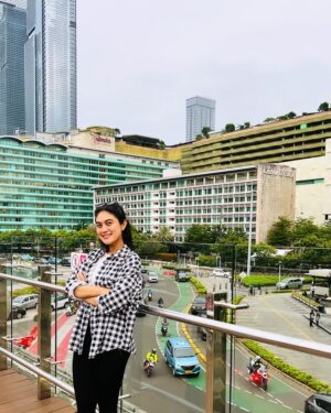 Ayu Inten Instagram - Turis Mode ON 🤍🖤
With the mamaks gym : @verell16 @dhewy_christina @santa.sinulingga 

#jakarta #bundaranhi #mamadayout #strolingaround #jakartanow #mrtjakarta