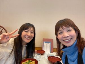 Ayumi Shigemori Instagram - ⭐︎
ずーっとお会いしたかった
山野さと子さん（@satoko_yamano_singer）

初めまして！でしたので、緊張しながらお店に入ったら✨✨あたたか〜い笑顔で迎えて下さり、初対面とは思えないほど楽しい時間を過ごさせていただきました☺️

#山野さと子 さんは
#童謡#アニメソング#ドラえもん#主題歌 等々 幅広いジャンルでご活躍！
とにかく#可愛い が沢山の方です♡