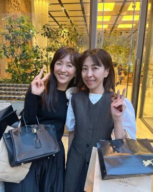 Ayumi Shigemori Instagram - ⭐︎
私のコンサートでもお世話になっているピアニスト#大坪由里 さんが出演しているコンサートへ行きました。
場所は銀座にある王子ホール。
プロジェクションマッピングでホールが映画館のような空間で、五感で楽しめる素晴らしいコンサートでした！
コンサート後に出演者とみんなで記念撮影📷

#singing in the Springtime#10周年記念
#銀座#王子ホール#クラシック#コンサート#毎回楽しみ#来年も絶対行きます！
#お帽子#フィレンツェで作られたもの
#最後の写真は同級生🫶
#主催者でソプラノ歌手の#佐藤篤子 さん#写真が撮れず残念😢