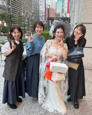 Ayumi Shigemori Instagram - ⭐︎
私のコンサートでもお世話になっているピアニスト#大坪由里 さんが出演しているコンサートへ行きました。
場所は銀座にある王子ホール。
プロジェクションマッピングでホールが映画館のような空間で、五感で楽しめる素晴らしいコンサートでした！
コンサート後に出演者とみんなで記念撮影📷

#singing in the Springtime#10周年記念
#銀座#王子ホール#クラシック#コンサート#毎回楽しみ#来年も絶対行きます！
#お帽子#フィレンツェで作られたもの
#最後の写真は同級生🫶
#主催者でソプラノ歌手の#佐藤篤子 さん#写真が撮れず残念😢
