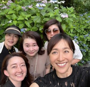 Ayumi Shigemori Instagram - ⭐︎
長男の（幼稚園の時の）ママ友と鎌倉へ。
明月院は紫陽花が綺麗でした💜

#鎌倉#明月院#あじさい寺
#ママ友#ずっと仲良くしてくれて#ありがとう
#ランチ#全て美味しかったです😋