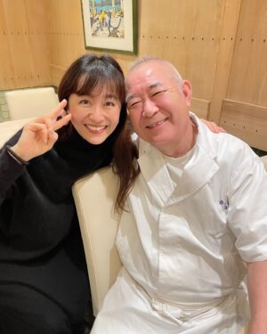 Ayumi Shigemori Instagram - ⭐︎
30年くらい前からお世話になっているお寿司屋さん
『まつ勘』@sushiyano.matsukan

大将の小松さんと📷
（3枚目）小松さんご夫婦
（4枚目）大埜さん、かがつめさん

#お寿司#まつ勘#まつ勘麻布十番店