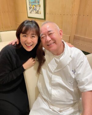 Ayumi Shigemori Instagram - ⭐︎
30年くらい前からお世話になっているお寿司屋さん
『まつ勘』@sushiyano.matsukan

大将の小松さんと📷
（3枚目）小松さんご夫婦
（4枚目）大埜さん、かがつめさん

#お寿司#まつ勘#まつ勘麻布十番店