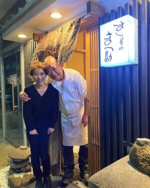 Ayumi Shigemori Instagram - ⭐︎
30年くらい前からお世話になっているお寿司屋さん
『まつ勘』@sushiyano.matsukan

大将の小松さんと📷
（3枚目）小松さんご夫婦
（4枚目）大埜さん、かがつめさん

#お寿司#まつ勘#まつ勘麻布十番店