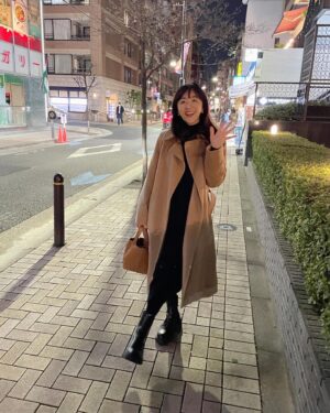 Ayumi Shigemori Instagram - ⭐︎
30年くらい前からお世話になっているお寿司屋さん
『まつ勘』@sushiyano.matsukan

大将の小松さんと📷
（3枚目）小松さんご夫婦
（4枚目）大埜さん、かがつめさん

#お寿司#まつ勘#まつ勘麻布十番店