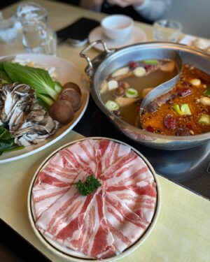 Ayumi Shigemori Instagram - ⭐︎
ちかお姉さん、りょうこお姉さん、まゆお姉さんとランチ＆お茶を🫶

りょうこちゃんは用事があり、写真を撮る前に帰ってしまったので、高尾山に登った時の写真を😉（2枚目）
3枚目はちかちゃんとまゆちゃん！
さすが体操のお姉さん達！
咄嗟にとるポーズがカッコいい😎

#火鍋#美味しかったです#ケーキの写真#撮る前に食べちゃった 

#松野ちか
#つのだりょうこ 
#いとうまゆ