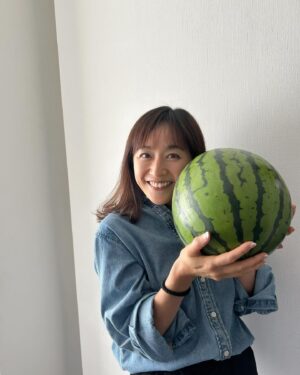 Ayumi Shigemori Instagram - ⭐︎
今年も熊本から大きなスイカが届きました！
ずっしり重たいです💦
冷やしていただきま〜す😋

#熊本#スイカ