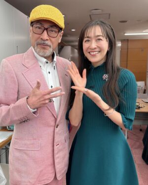 Ayumi Shigemori Instagram - ⭐︎
本日、フジテレビ『ぽかぽか』後半のクイズのコーナーに出演させていただきました。
10問中8問以上正解すると、小野正利さんの歌をサビまで聞く事が出来るという企画！
出演が決まってから、クイズの本を読んだり、クイズ番組を真剣に見たり、自分なりに勉強をして挑みましたが😅
見事全問正解の桑野さんのお陰で、小野さんの奇跡のハイトーンボイスを目の前で聴くことが出来て幸せでした🥰

しばらくの間、見逃し無料配信TVerでご覧いただけるそうです！
よろしければ😉

#フジテレビ#ぽかぽか#クイズ
（1枚目）#桑野信義 さん#桑マン さん
（2枚目）#小野正利 さん#You're the Only…

#アクセサリー#abiste_official
#スタイリスト#池ヶ谷ひろ子（昔、ひろ子さんがラッツ&スターのスタイリストをしていた時もあったそうです！）
#ヘアメイク#arakimake