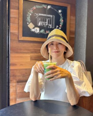 Ayumi Shigemori Instagram - ⭐︎
今日はお散歩したご褒美？に、インスタで見て気になっていたスタバのドリンクを💚
お店の方に説明をしたら…
店員さん「☺️抹茶ティーラテですね。シロップ無し、エクストラミルク、氷少なめ、エクストラパウダー…」
と、スラスラ〜と！
スタバの店員さんの優しい笑顔で幸せな気持ちになりました☺️

#スタバ#スターバックス#抹茶ティーラテ#カスタマイズ#笑顔