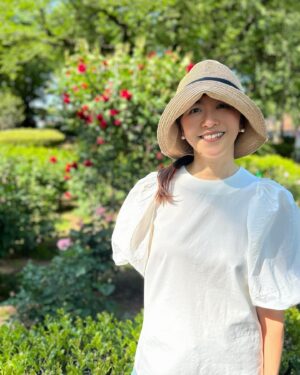 Ayumi Shigemori Instagram - ⭐︎
今日はお散歩したご褒美？に、インスタで見て気になっていたスタバのドリンクを💚
お店の方に説明をしたら…
店員さん「☺️抹茶ティーラテですね。シロップ無し、エクストラミルク、氷少なめ、エクストラパウダー…」
と、スラスラ〜と！
スタバの店員さんの優しい笑顔で幸せな気持ちになりました☺️

#スタバ#スターバックス#抹茶ティーラテ#カスタマイズ#笑顔