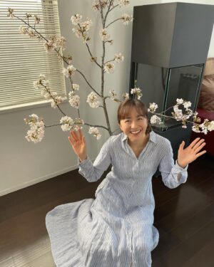 Ayumi Shigemori Instagram - ⭐︎
お花見の帰り道、お花屋さんで桜を購入しました🌸
今年は家族みんなでお花見が出来なかったけれど、これで出来ますね。

#お家花見#桜
#喜んでくれるかなぁ