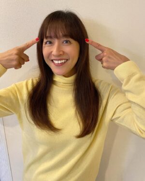 Ayumi Shigemori Instagram - ⭐︎
前髪を伸ばそう！と思いつつ、目に入りそうになるとカットしてしまいます。
最近、前髪はセルフカットしていましたが😅
やはりプロの方にカットしていただくと違いますね😉

#美容院#前髪カット