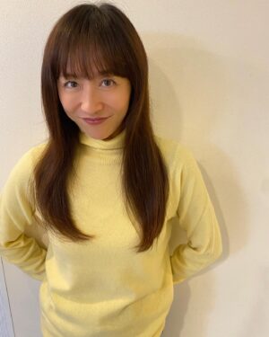 Ayumi Shigemori Instagram - ⭐︎
前髪を伸ばそう！と思いつつ、目に入りそうになるとカットしてしまいます。
最近、前髪はセルフカットしていましたが😅
やはりプロの方にカットしていただくと違いますね😉

#美容院#前髪カット