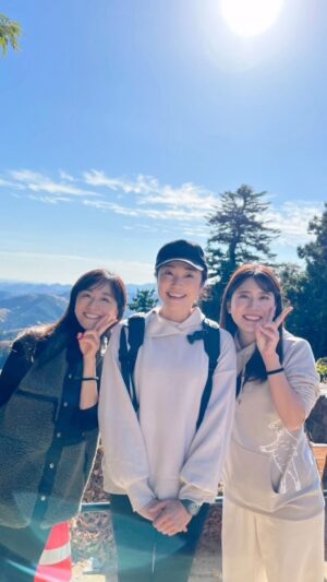 Ayumi Shigemori Instagram - 高尾山へ🍁

#つのだりょうこ ちゃん
#小野あつこ ちゃん
#茂森あゆみ
#高尾山#山菜とろろそば#大盛り🤣
