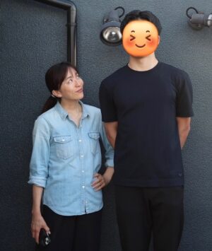 Ayumi Shigemori Instagram - ︎⭐︎
長男が本日20歳になりました！
周りの皆様にも助けていただきながら、ここまで成長出来た事に感謝です。
これからも宜しくお願い致します😊

#誕生日#20歳#成人#おめでとう🥂#身長差🤣
#ママ歴20年になりました☺️
#いつもありがとう☺️