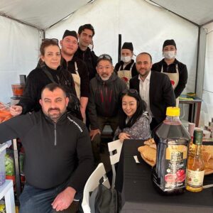 Ayumi Takano Instagram - Japon gıda firması AJİNOMOTO group’un markaları  @kemalkukrer1915 ve @bizimmutfak ile Kahramanmaraş’taydık. Orada gerçek ihtiyaçları nedir,  eksikleri nedir gözlerimle görme fırsatım oldu ve yapabileceklerimiz nedir onu düşünmeye konuşmaya devam ediyoruz.. Birçok deprem yaşayan, deprem sonrası kalkınma sürecinin hala devam ettiği ülkeden gelen insanlar olarak burada da uzun süreli destek sağlamamız gerektiğinin farkındayız. Umarım tanrı bize güç verir.
Mobil mutfak Ramazan ayı boyunca bölgedeki çeşitli yerlerde yardıma devam edecek, ben de programım elverdiği sürece gidip geleceğim. Ramazanınız mübarek, dualarınız kabul olsun.