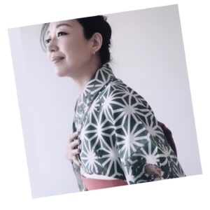 Ayumi Takano Instagram - Bu kimonoyu 20 yıl önce babam aldı…
#babalargünü 
先週久しぶりに着物着ました。父が選んだものです。外国で着るならはっきりした色柄が良いだろう、って。確かに日本のマナーに則った訪問着よりふだん着でも大きめ総柄のものが喜ばれる感じがします。#japanesekimono #kimonostyle #kimono
