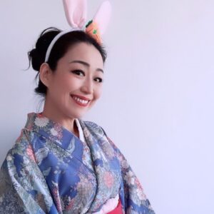 Ayumi Takano Instagram - 2023 tavşan yıl🐇 
Hep beraber sağlıklı, huzurlu, mutlu sevdiklerimizle birlikte geçireceğimiz çok güzel bir yıla tavşanlar gibi zıplayarak gireceğizzzz 🐰 🎈
Yılbaş bizim için çok önemli ve kutsal, uzaktayım ama her yılbaş gibi geleneksel kıyafet giydim hazırlıkları tamamladım, yeni yılın ilk dualarım tüm canlıların huzuru için 🙏🏼
皆様今年は大変ありがとうございました。新しい年が健康で、穏やかで、充実したものになりますように。2023年こそはいろんな事が落ち着いてまた気楽に日本と行き来できるようになるといいな。
皆様これからもよろしくお願いします！
卯年という事でうさ耳🐰
#yeniyıl #tavşan #卯年 #kimono  #うさぎ