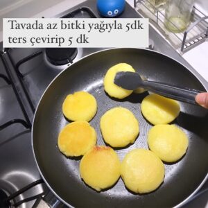 Ayumi Takano Instagram - Tarif için fotoğrafı kaydırın 🙌 Çocukken annem sık sık yapardı hesaplı ve kolay Japon patates köfte ‘İmomoçi’ 🥔 
Soyasosu yerine ketçap mayonez istediğiniz kullanabilirsiniz bazen dereotu beyaz peynir ekleyip sossuz yapıyorum o da güzel ❤️
Deneyenlerden yorumları beklerim🤗
*
じゃがいもたくさん頂いたので芋餅作りましたー。たくさん冷凍したからしばらく楽しめます❤️こちらのじゃがいもは美味しくて、トルコに暮らすようになって食べる頻度があがりました。みたらしじゃなくてデイルと白チーズ入りのトルコ風も美味しいです🌿
#kolayyemektarifleri #patatesyemeği #patatesköftesi #japonyemekleri