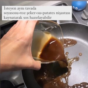 Ayumi Takano Instagram - Tarif için fotoğrafı kaydırın 🙌 Çocukken annem sık sık yapardı hesaplı ve kolay Japon patates köfte ‘İmomoçi’ 🥔 
Soyasosu yerine ketçap mayonez istediğiniz kullanabilirsiniz bazen dereotu beyaz peynir ekleyip sossuz yapıyorum o da güzel ❤️
Deneyenlerden yorumları beklerim🤗
*
じゃがいもたくさん頂いたので芋餅作りましたー。たくさん冷凍したからしばらく楽しめます❤️こちらのじゃがいもは美味しくて、トルコに暮らすようになって食べる頻度があがりました。みたらしじゃなくてデイルと白チーズ入りのトルコ風も美味しいです🌿
#kolayyemektarifleri #patatesyemeği #patatesköftesi #japonyemekleri