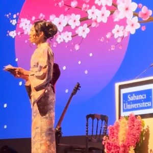 Ayumi Takano Instagram - Geçen Sarı günü Sabancı Üniversitesi’nin düzenlediği “Sakura Festivali Gala Etkinliği”nde sunuculuk yaptım 🌸
Bu etkinlikle elde edilen gelirin tamamı, Sabancı Üniversitesi’nin “Geleceğe Söz Ver” burs programına aktarıldı. 

Büyükelçimiz ve Başkonsolosumuz da katıldığı Türkiye ile Japonya arasındaki diplomatik ilişkilerin yüzüncü yılını kutladığımız bu anlamlı gecede görev aldığım için çok mutluyum. 

Sabancı üniversitesi kampüsünde 2000 e yakın Kiraz (Sakura) ağaçları var Japonya’daki baharı özlüyorum hep, bundan sonra artık buraya Sakuraları izlemeye geleceğim 🌸❤️

サバンジュ大学のチャリティイベントの司会をしてきました。この大学のキャンパスには、日本のコマツが寄贈した2000本近い桜の木が植えられています。お花見を兼ねて集まった方たちがこの大学で学ぶ学生さんのために奨学金を寄付しました。
学問を志す若い方たち1人でも多くがこの美しいキャンパスで学ぶ機会を得られますように🙏🏼

#sabancıüniversitesi #sakura #kirazçiçeği #etkinlik