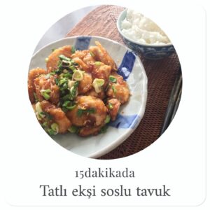 Ayumi Takano Instagram - Tatlı ekşi soslu tavuk yaptım :) 
Tarifini fotoğrafları kaydırarak bakabilirsiniz..
Tavuk göğsü kalorisi düşük proteini yüksek✨Fazla pişirildiği zaman sertleşiyor ama yoğurtta biraz bekletip ince keserek hızlıca pişirince yumuşacık olur🌸 Sirke de fazla keskin olmasın diye #kemalkükrer ballı elma sirkesini kullanıyorum çok yakışıyor 🍏 Biz bu yemeğin yanına haşlama pilav (yağ ve tuz yok) yiyoruz 🍚 
Kolay ve hesaplı bir tarif tavsiye ederim 😊
お昼は胸肉で甘酢チキンにしましたーご飯いっぱいいけちゃうから危険なのでお昼に。久々に公演が無い週末、お台所にゆっくり入れて楽しかったです🌸
#yemektarifleri #japonmutfağı #ayumininmutfağı #akşamyemeği #dietyemeklerim #sağlıklıbeslenme #kolayyemektarifleri @kemalkukrer1915