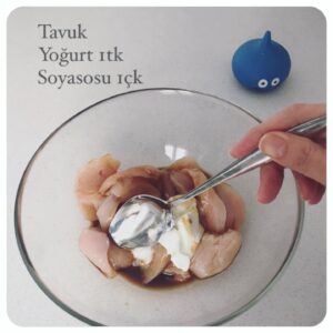 Ayumi Takano Instagram - Tatlı ekşi soslu tavuk yaptım :) 
Tarifini fotoğrafları kaydırarak bakabilirsiniz..
Tavuk göğsü kalorisi düşük proteini yüksek✨Fazla pişirildiği zaman sertleşiyor ama yoğurtta biraz bekletip ince keserek hızlıca pişirince yumuşacık olur🌸 Sirke de fazla keskin olmasın diye #kemalkükrer ballı elma sirkesini kullanıyorum çok yakışıyor 🍏 Biz bu yemeğin yanına haşlama pilav (yağ ve tuz yok) yiyoruz 🍚 
Kolay ve hesaplı bir tarif tavsiye ederim 😊
お昼は胸肉で甘酢チキンにしましたーご飯いっぱいいけちゃうから危険なのでお昼に。久々に公演が無い週末、お台所にゆっくり入れて楽しかったです🌸
#yemektarifleri #japonmutfağı #ayumininmutfağı #akşamyemeği #dietyemeklerim #sağlıklıbeslenme #kolayyemektarifleri @kemalkukrer1915