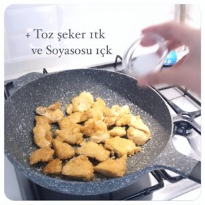 Ayumi Takano Instagram - Tatlı ekşi soslu tavuk yaptım :) 
Tarifini fotoğrafları kaydırarak bakabilirsiniz..
Tavuk göğsü kalorisi düşük proteini yüksek✨Fazla pişirildiği zaman sertleşiyor ama yoğurtta biraz bekletip ince keserek hızlıca pişirince yumuşacık olur🌸 Sirke de fazla keskin olmasın diye #kemalkükrer ballı elma sirkesini kullanıyorum çok yakışıyor 🍏 Biz bu yemeğin yanına haşlama pilav (yağ ve tuz yok) yiyoruz 🍚 
Kolay ve hesaplı bir tarif tavsiye ederim 😊
お昼は胸肉で甘酢チキンにしましたーご飯いっぱいいけちゃうから危険なのでお昼に。久々に公演が無い週末、お台所にゆっくり入れて楽しかったです🌸
#yemektarifleri #japonmutfağı #ayumininmutfağı #akşamyemeği #dietyemeklerim #sağlıklıbeslenme #kolayyemektarifleri @kemalkukrer1915